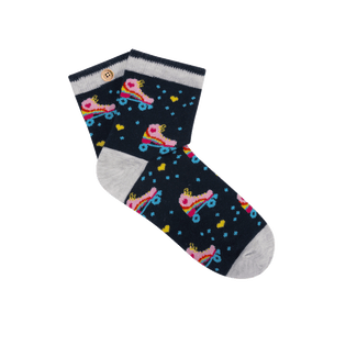madeleine-amp-marcus-chaussettes-inseparables-cabaia-reinvente-les-accessoires-et-vetements-pour-les-femmes-hommes-et-enfants-bonnets-sacs-echarpes-chaussettes-serviettes-de-plage
