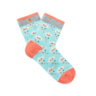 savina-amp-rachelle-chaussettes-pour-enfants-inseparables-a-bouton-cabaia-reinvente-les-accessoires-et-vetements-pour-les-femmes-hommes-et-enfants-bonnets-sacs-echarpes-chaussettes-serviettes-de-plage