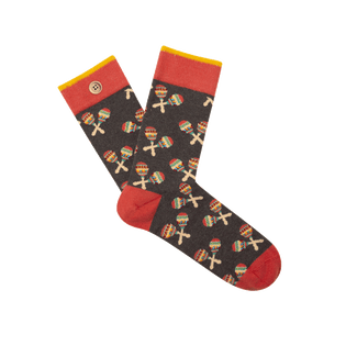 felix-amp-danae-chaussettes-inseparables-cabaia-reinvente-les-accessoires-et-vetements-pour-les-femmes-hommes-et-enfants-bonnets-sacs-echarpes-chaussettes-serviettes-de-plage