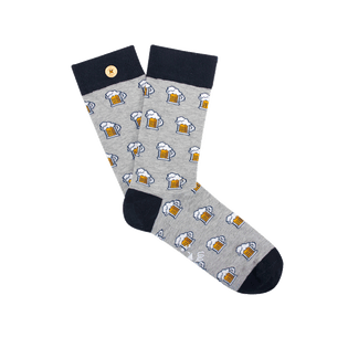 leopold-amp-zoe-grey-chaussettes-inseparables-cabaia-reinvente-les-accessoires-et-vetements-pour-les-femmes-hommes-et-enfants-bonnets-sacs-echarpes-chaussettes-serviettes-de-plage